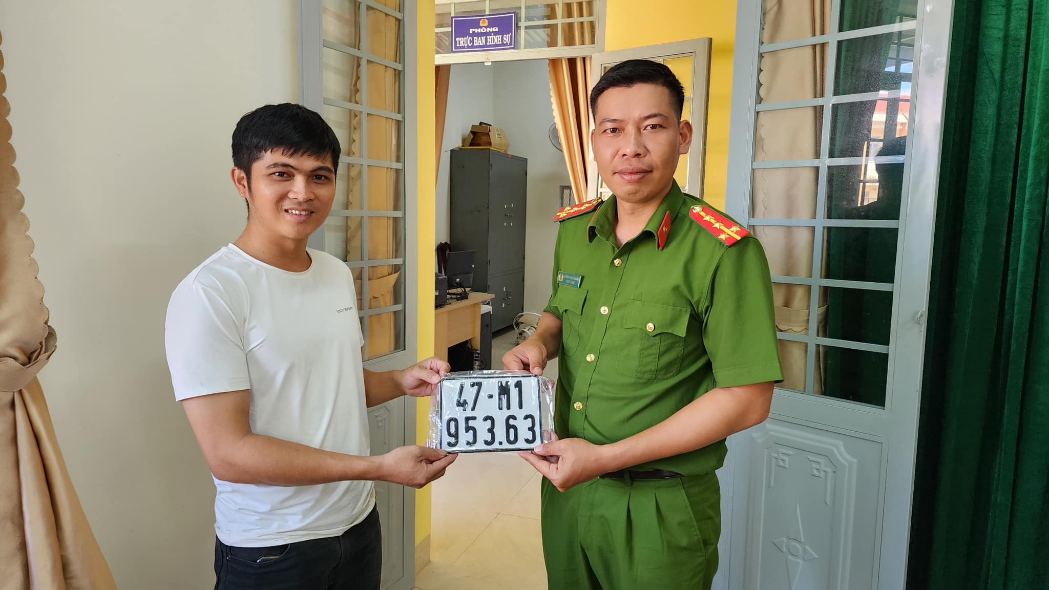 Công an xã Ea Uy huyện Krông Pắc cấp biển số xe máy trong ngày đầu tiên triển khai